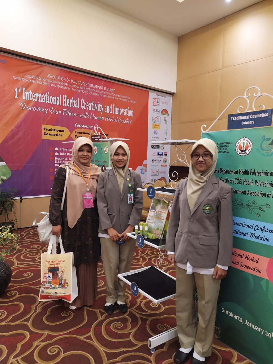 Farmasi Juara dalam acara 1st Conference on Traditional Medicine di Surakarta Tahun 2020
