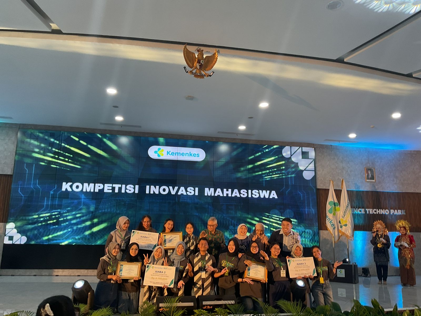 Menembus Batas, Mengukir Prestasi : Kisah mahasiswa Poltekkes Palembang di Panggung Sciene Techno Park EXTRAVAGANZA
