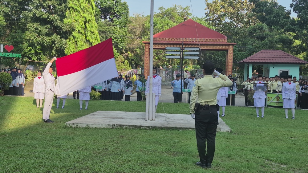 Membangun Generasi Kesehatan Berkarakter Melalui Upacara Harkitnas di Poltekkes Kemenkes Palembang